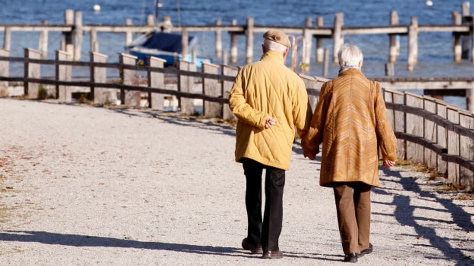 Übersee altern: Rentner leiden immer öfters an Altersarmut und reisen ins Ausland.