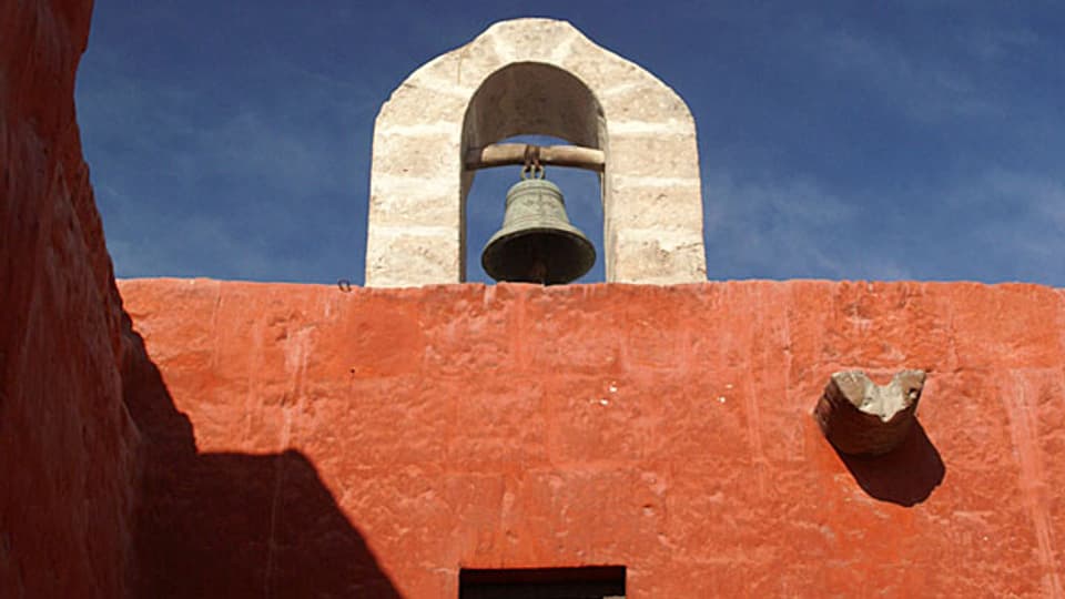 Kirchenturm mit Glocke in Südamerika