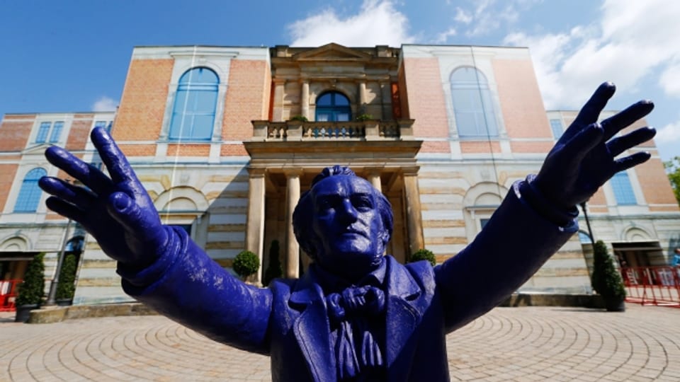 Eine Statue von Richard Wagner steht vor dem Opernhaus in Bayreuth.
