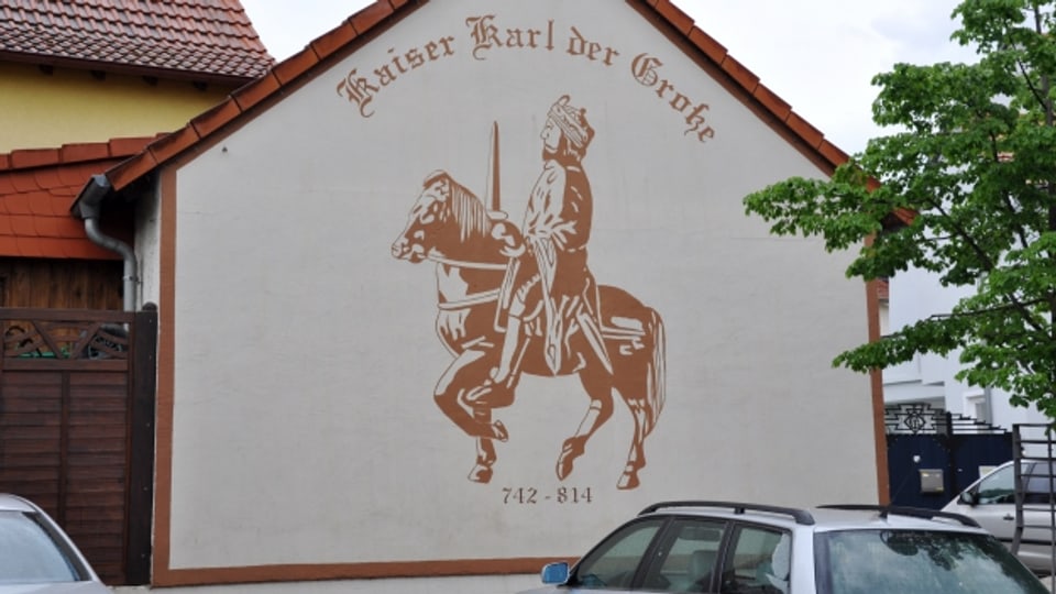 Karl der Grosse, aufgemalt auf die Wand eines Gasthauses, das seinen Namen trägt-