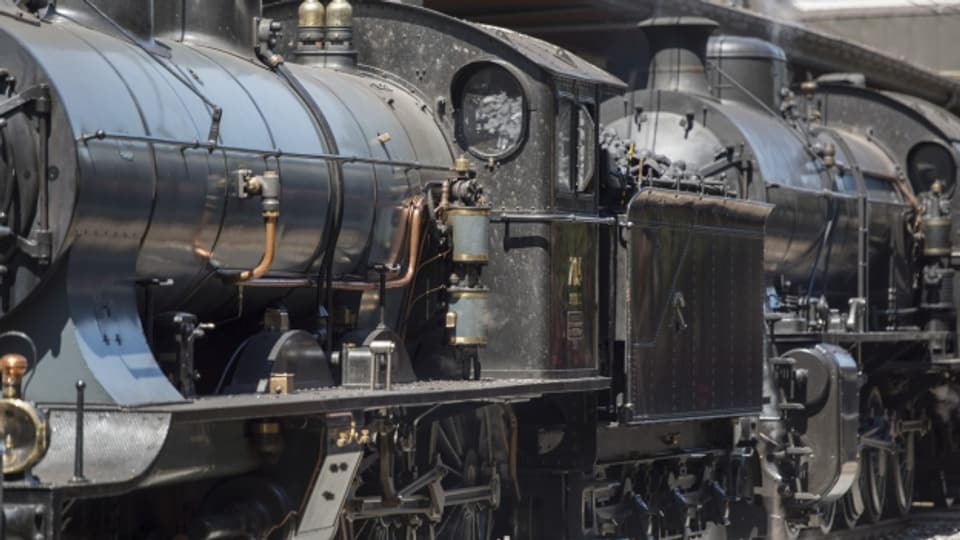 Für nostalgische Fahrten fährt der historische Dampfzug mit den Dampfloks A3/5 705 und C5/6 2978 noch.