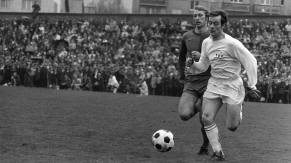 Koebi Kuhn, FCZ, (rechts) im Laufduell mit Karl Odermatt, FCB, aufgenommen im April 1970, Ort unbekannt. Die beiden besten Mittelfeldspieler der Schweiz und ihre beiden Teams FC Zuerich und FC Basel dominierten in den siebziger Jahren die Schweizer Fussballmeisterschaft.