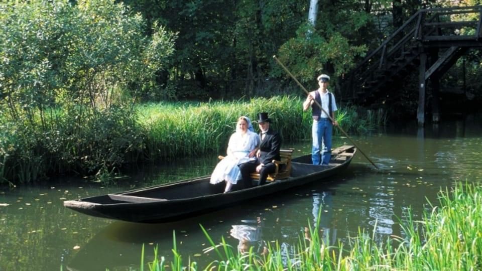 Symbolbild: Brautpaar auf einem Boot in einem Kanal.