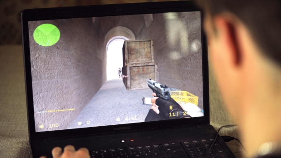 Eine Person spielt den First-Person Shooter Counter Strike.