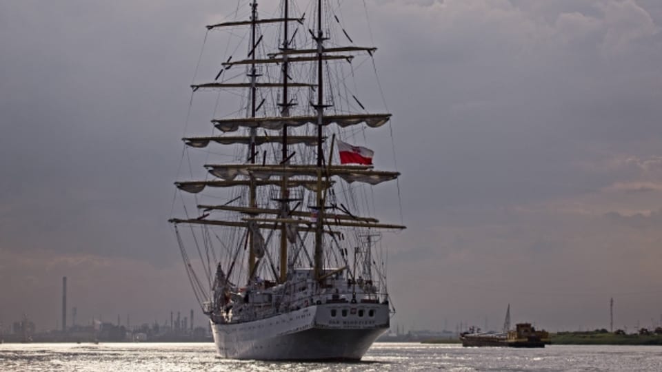 Durch einen dummen Zufall verpasst ein amerikanischer Seemann in Antwerpen sein Schiff; es dampft ohne ihn ab, hat aber den Pass des jungen Mannes an Bord.