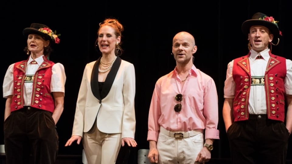 Charlotte Heinimann, Anikó Donáth, Roland Herrmann, Rolf Sommer auf der Bühne des Theater Hechtplatz.