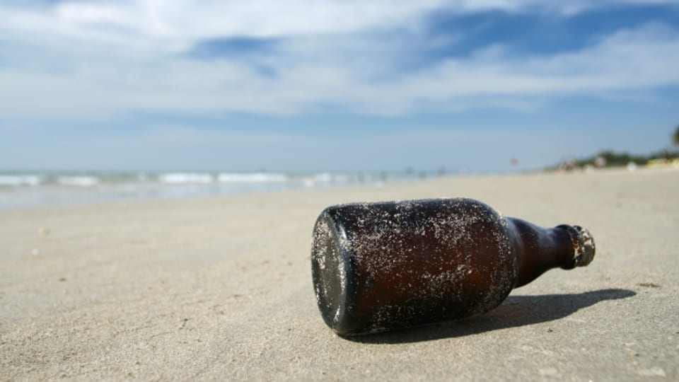 Eine alte Flasche am Strand