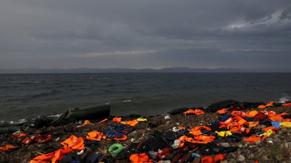 Zurückgelassene Rettungswesten an der Küste einer griechischen Insel.