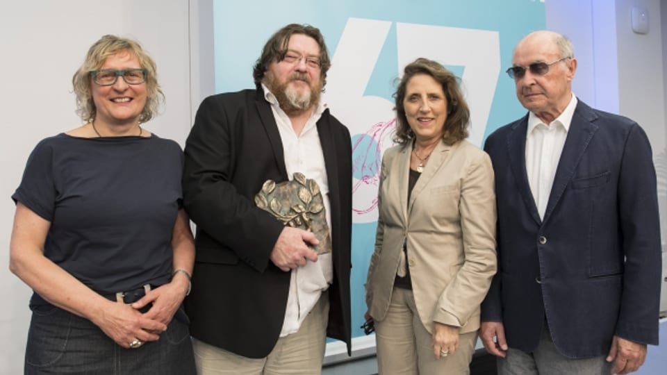 Jury-Vorsitzende Gaby Hartel, Preisträger John Burnside, Petra Müller (FMS), Hans-Dieter Hain (Bundesvorsitzender Bund der Kriegsblinden Deutschlands e.V.)