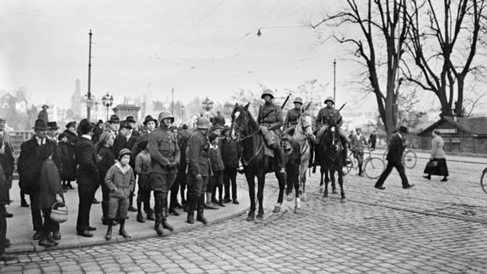 Soldaten des Ordnungsdiestes zeigen im November 1918 vor der Kornhausbrücke in Bern Präsenz.