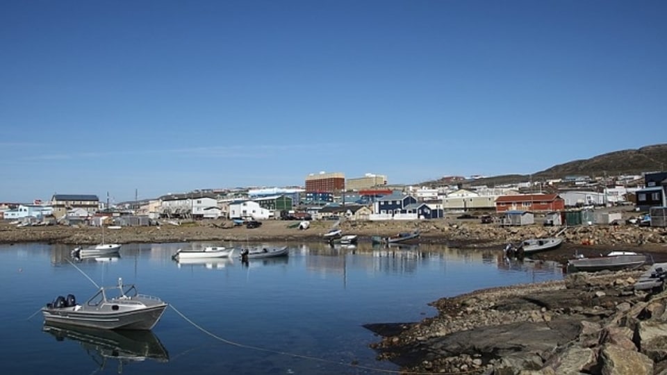 Hafengebiet von Iqaluit, der Hauptstadt von Qikiqtaaluk.