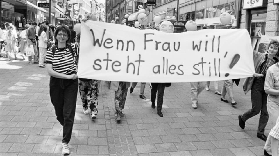 Landesweit beteiligten 1991 sich Hunderttausende von Frauen an Streik- und Protestaktionen wie hier in der Basler Innenstadt, wo rund 4000 Frauen und ein paar Männer am Streik teilnahmen.