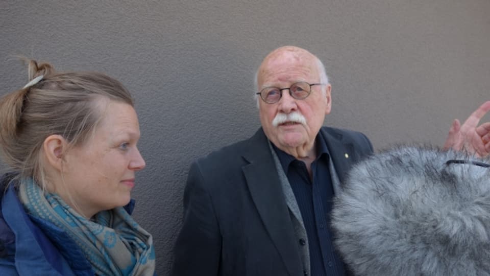 Rahel Hubacher (spricht die Enkelin) mit Heinz Stalder während der Hörspiel-Produktion.