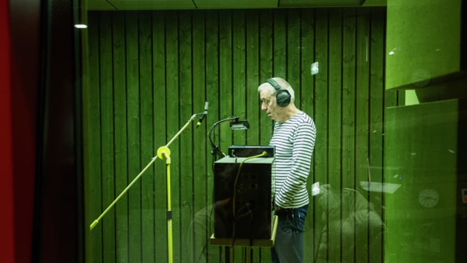 Ueli Jäggi als Hunkeler im Hörspielstudio.