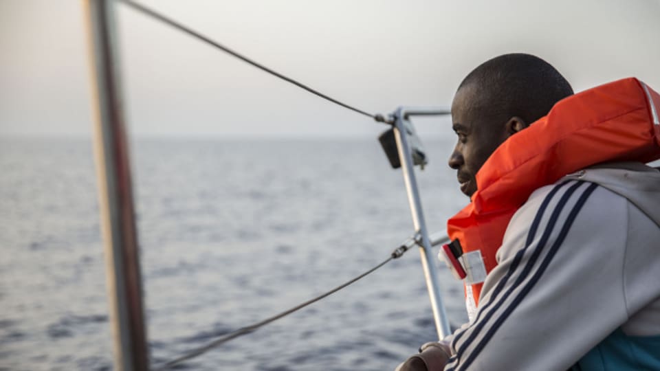 Migrant auf einem Rettungsschiff einer NGO vor Lampedusa.