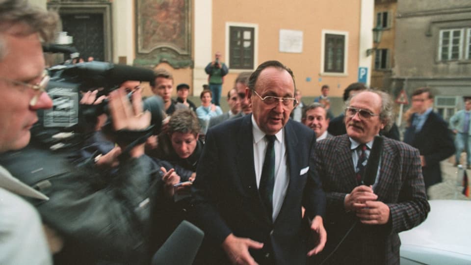 Aussenminister Hans Dietrich Genscher erreicht am 30. September 1989 die westdeutsche Botschaft in Prag. Genscher hatte den im Botschaftsgarten zusammengepferchten rund 4.000 DDR-Fuechtlingen verkuendet, sie duerften in den Westen ausreisen. Die deutsche Botschaft in Prag soll in Bundesbesitz uebergehen.