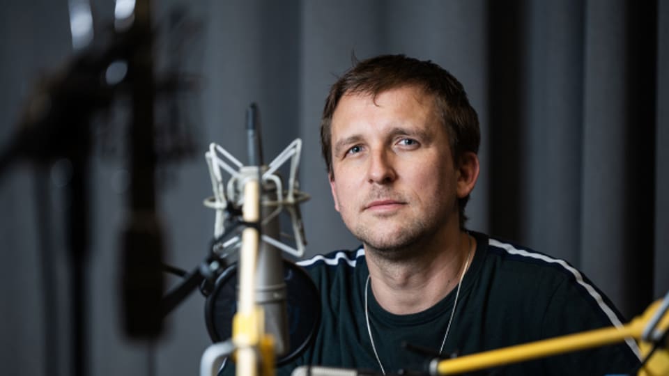 Autor, Co-Regisseur und Sprecher Boris Nikitin im Hörspielstudio