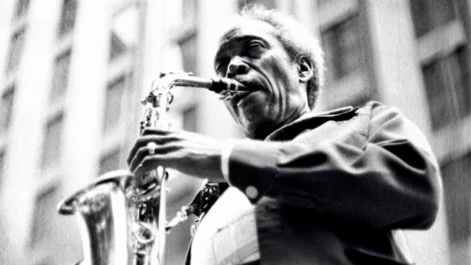 Sonny Stitt spielt Saxophon in New York, 1976.