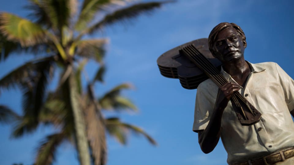 Am Strand von Ipanema ist Tom Jobim mit einer Statue verewigt worden.