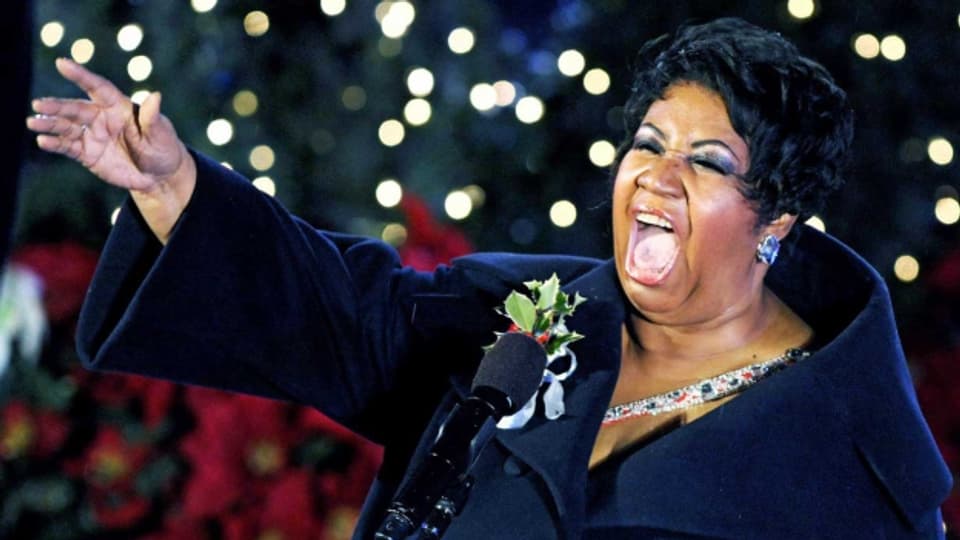 Aretha Franklin singt inbrünstig.