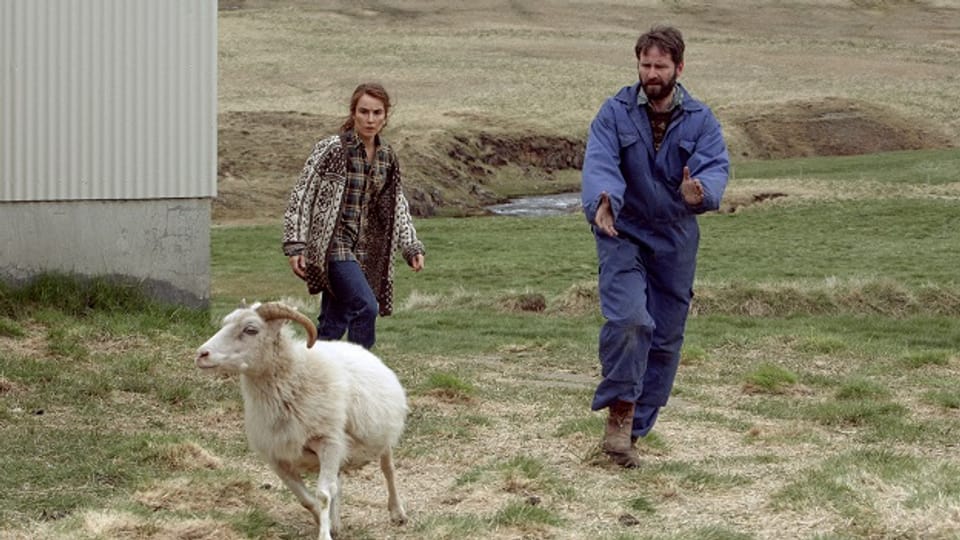 Noomi Rapace und Hilmir Snær Guðnason in "Lamb"