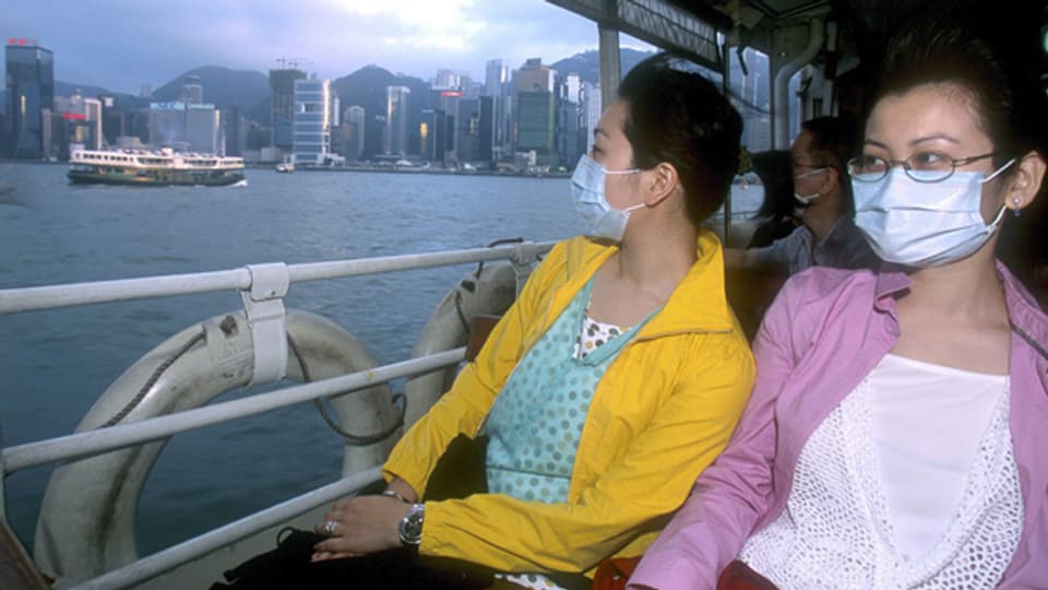 Zwei junge Frauen, die sich mit Sars infiziert haben, auf einer Fähre in Hongkong.