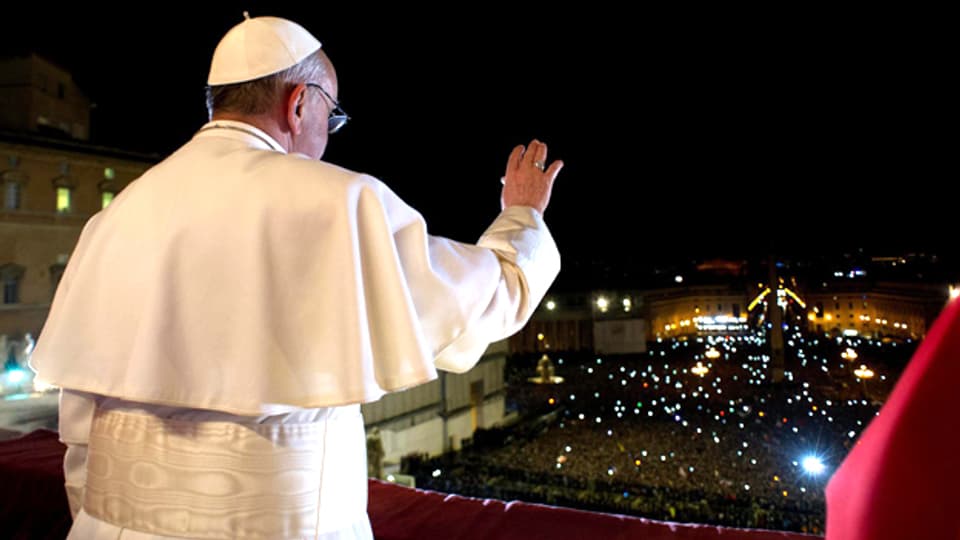 Die wichtigste Geste kann er schon: Der neue Papst Jorge Mario Bergoglio auf dem Balkon des Petersdom in Rom.