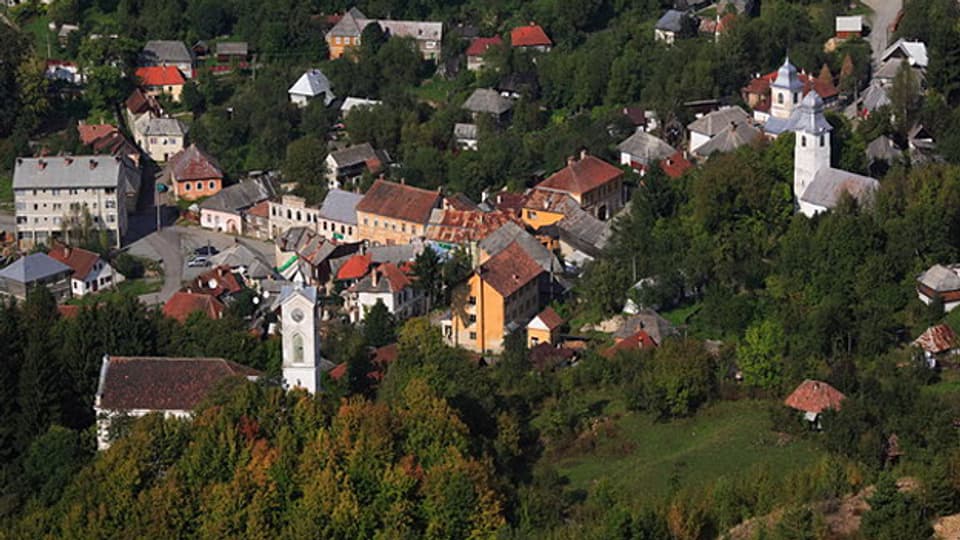 Blick auf das Zentrum des Bergdorfs Rosia Montana in Rumänien.