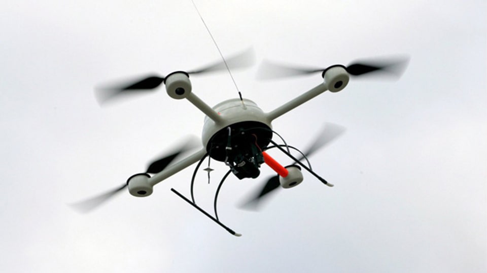 Diese fliegende Kamera, ein Sensocopter, ist in Deutschland gegen Fussball-Hooligans im Einsatz.