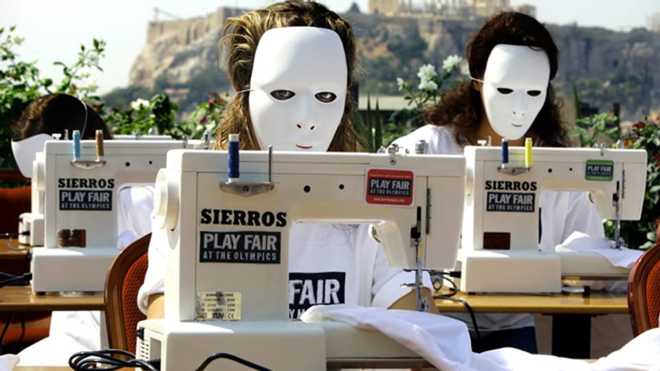 Schon 2004 machte Clean Clothes Campaign in Athen auf die Ausbeuterei in der Kleiderbranche aufmerksam.