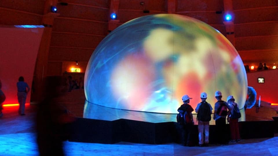 Farbspiele auf einer Weltkugel im Palais de l'Equilibre an der Expo.02 in Neuchatel.