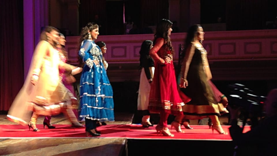 Zwischen den Kulturen: Junge Tamilinnen bei der Miss Tamil Schweiz Show
