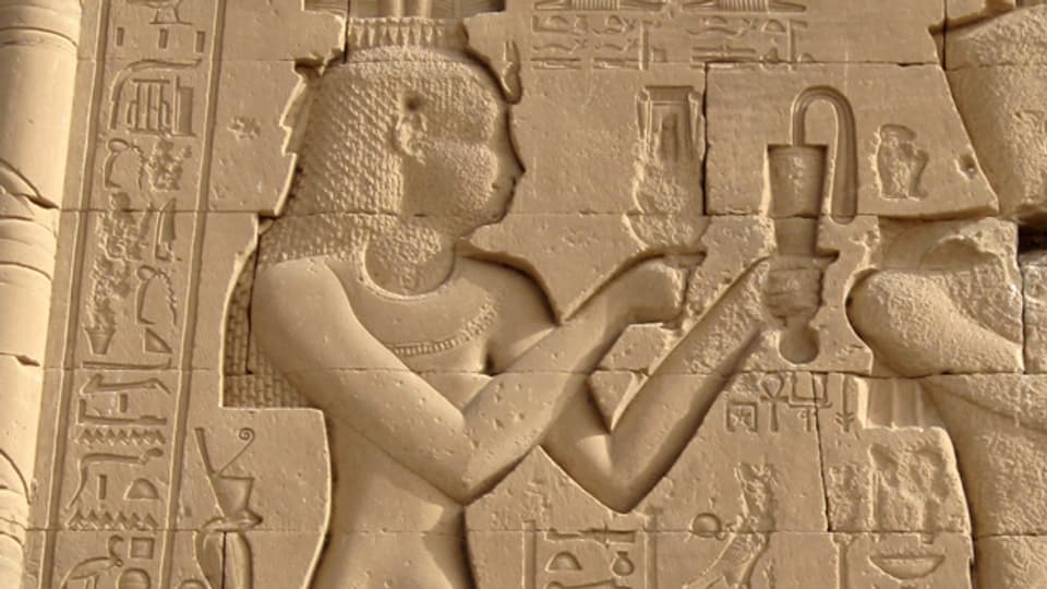 Darstellung von Kleopatra am Tempel von Dendera in Ägypten