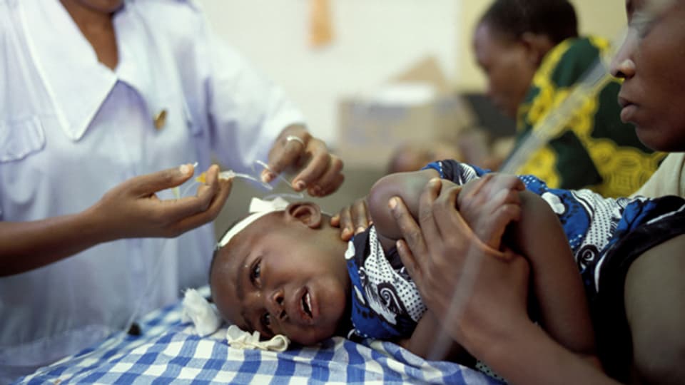 Behandlung eines an Malaria erkrankten Kindes: Der jetzt in der Testphase stehende neue Impfstoff gibt Hoffnungen für die Zukunft.