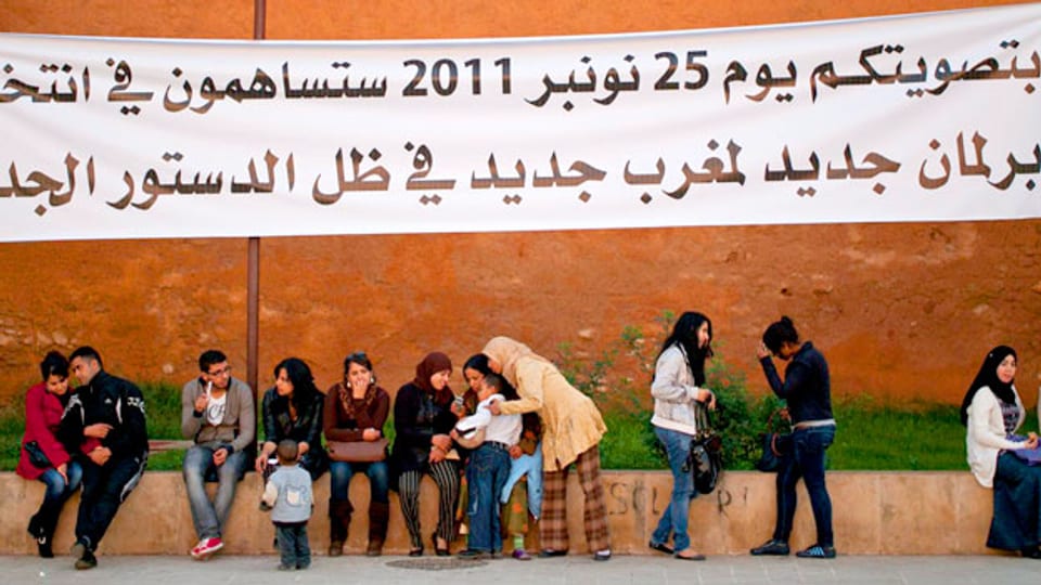 Mit Werbebanner fordert die Regierung die Marokkaner auf, zu wählen. November 2011 in Rabat.