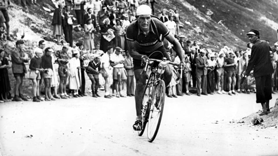 Der Italiener Gino Bartali an der Tour de France 1948, die er zum zweitenmal nach 1938 gewinnt.