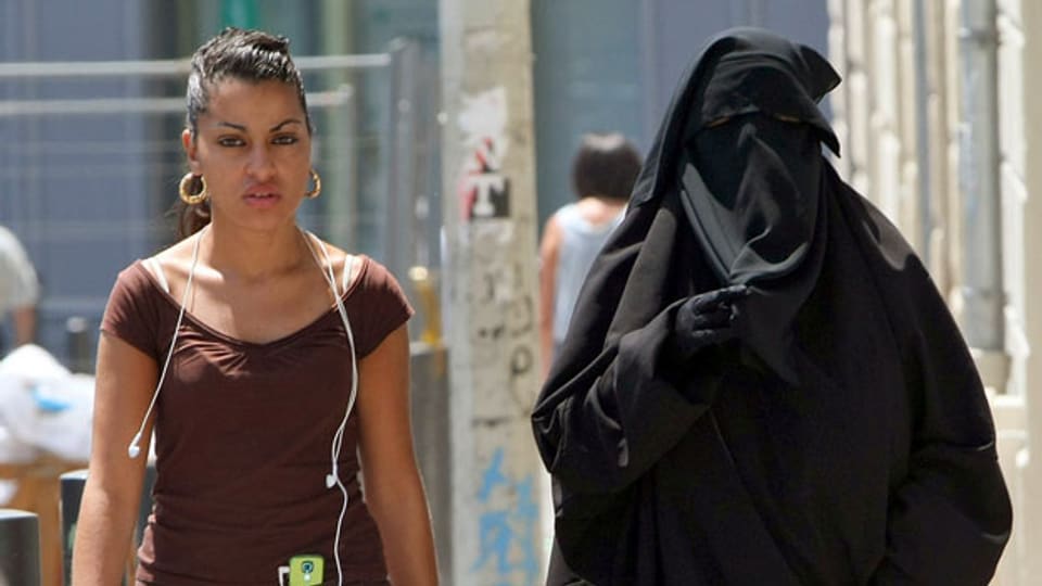 Zwei Musliminnen in Marseille.