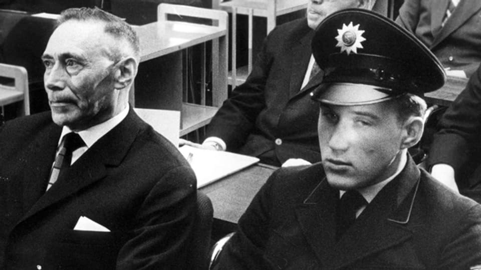 Wilhelm Boger (links) vor Gericht in Frankfurt.