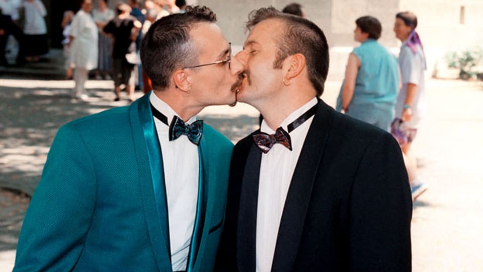 Die frisch vermaehlten Stephan Diggelmann, rechts, und Bareld Storm, links, küssen sich: Sie sind das erste gleichgeschlechtliche Hochzeitspaar der Schweiz (8. Juli 1995).