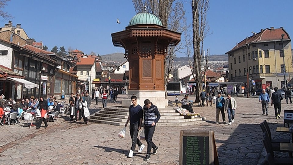 Der Sebilj-Brunnen auf dem alten Marktplatz ist ein Wahrzeichen Sarajevos.
