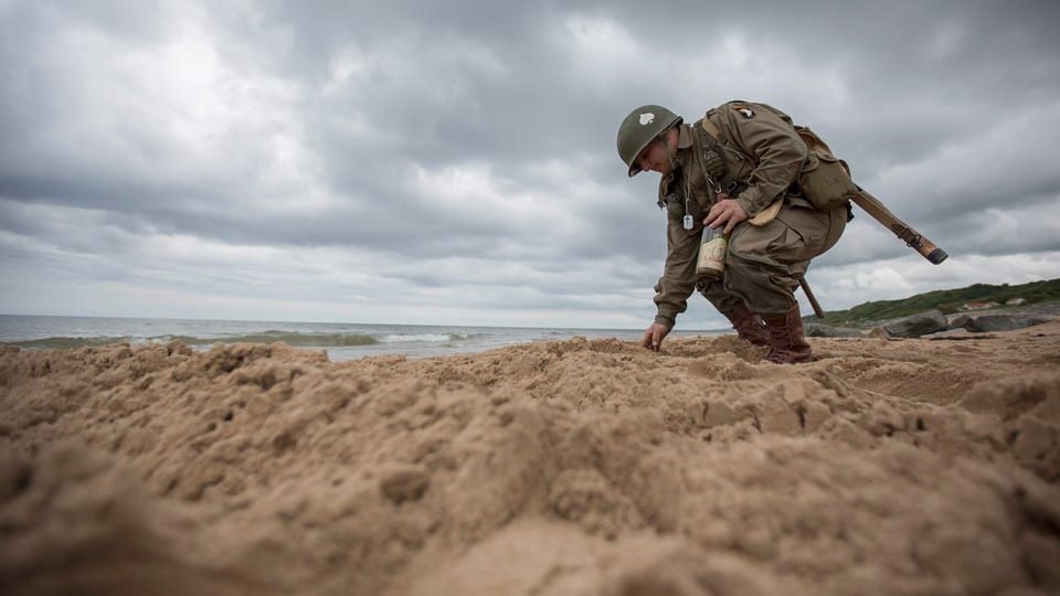 Ein Soldat am Omaha-Beach 70 Jahre nach D-Day.