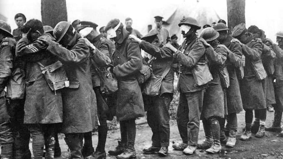 Durch Giftgas geblendete britische Soldaten warten auf die Behandlung.