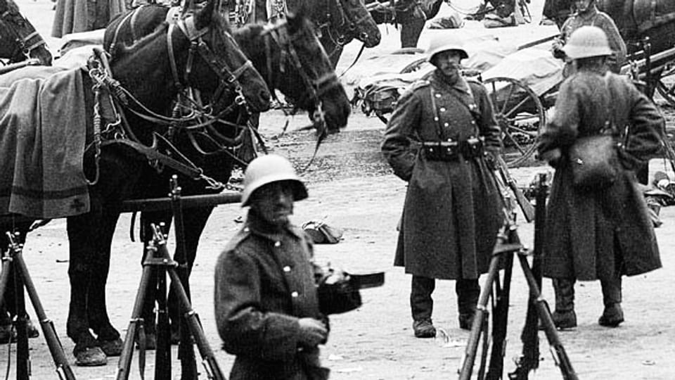 Truppen auf dem Waisenhausplatz während des Landesstreiks 1918.