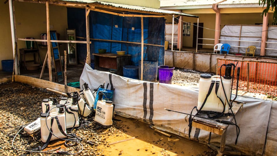 Momentan keine Patienten: Eine leere Dekontaminationszone in Freetown, Sierra Leone, 23. Januar 2015.