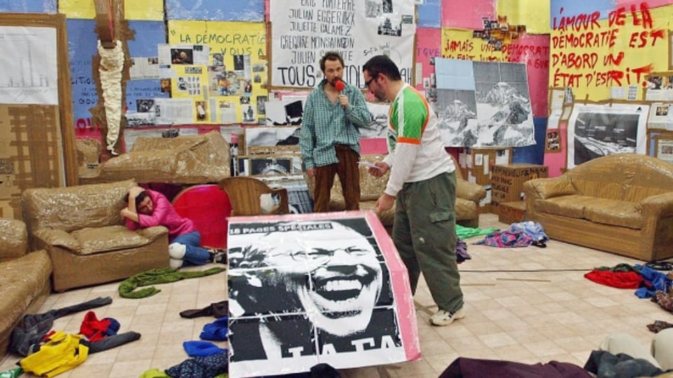Die Wirkung von politischer Kunst: Die Ausstellung «Swiss-Swiss Democracy» von Thomas Hirschhorn 2004 in Paris.