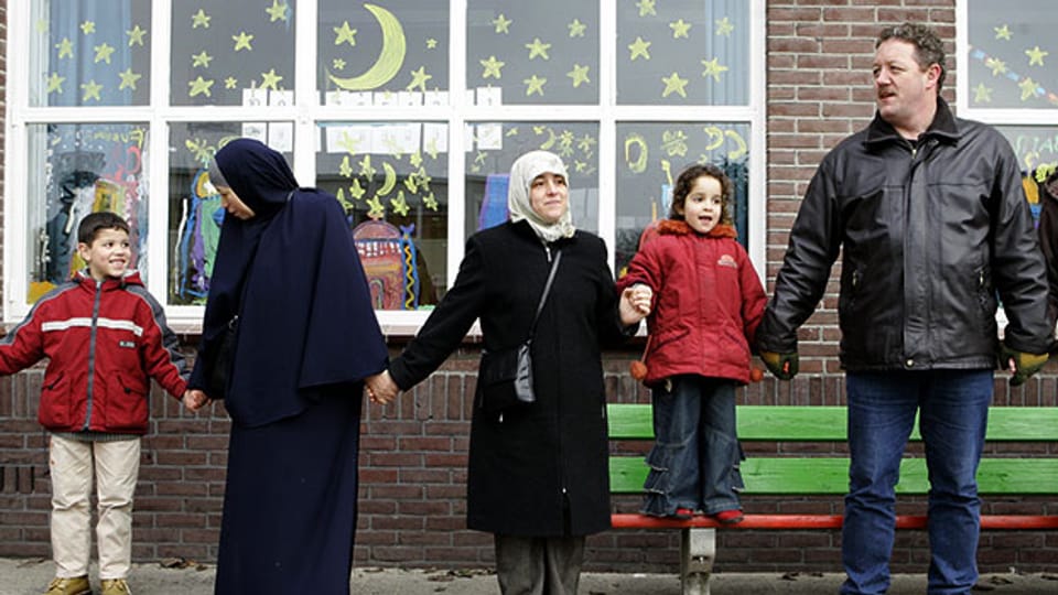 Nach dem Attentat an Theo van Gogh wurde ihre muslimische Schule in Eindhoven Ziel eines Anschlags, November 2004.
