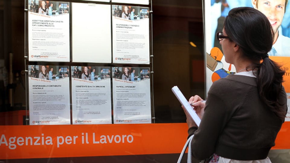 Eine junge Italienerin studiert Stellenanzeigen in Mailand.