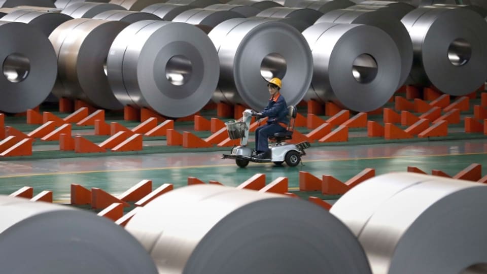 Arbeiter in einer Stahlfabrik in China.