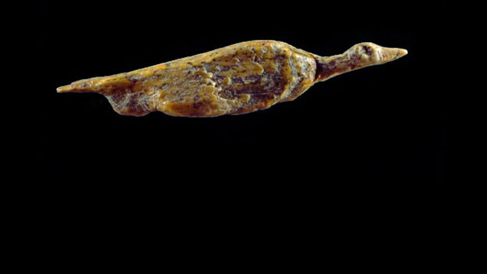 Eine rund 30'000 Jahre alte Wasservogel-Figurine aus Mammut-Elfenbein, gefunden in der Hohle Fels-Höhle in Süddeutschland.