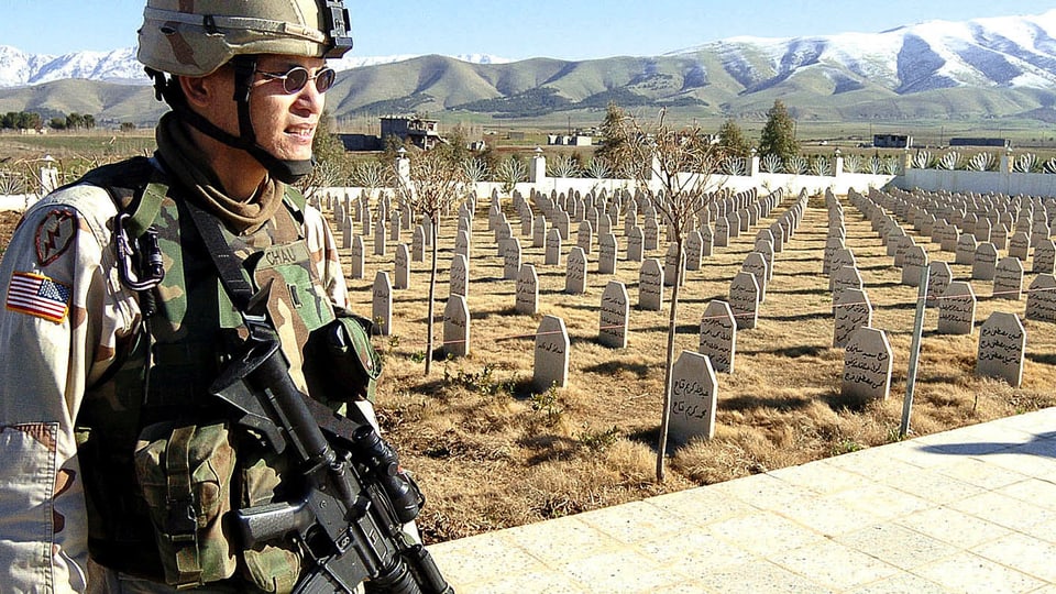 US-amerikanischer Soldat vor den Gräbern der Opfer von Halabdscha (23.2.2005).